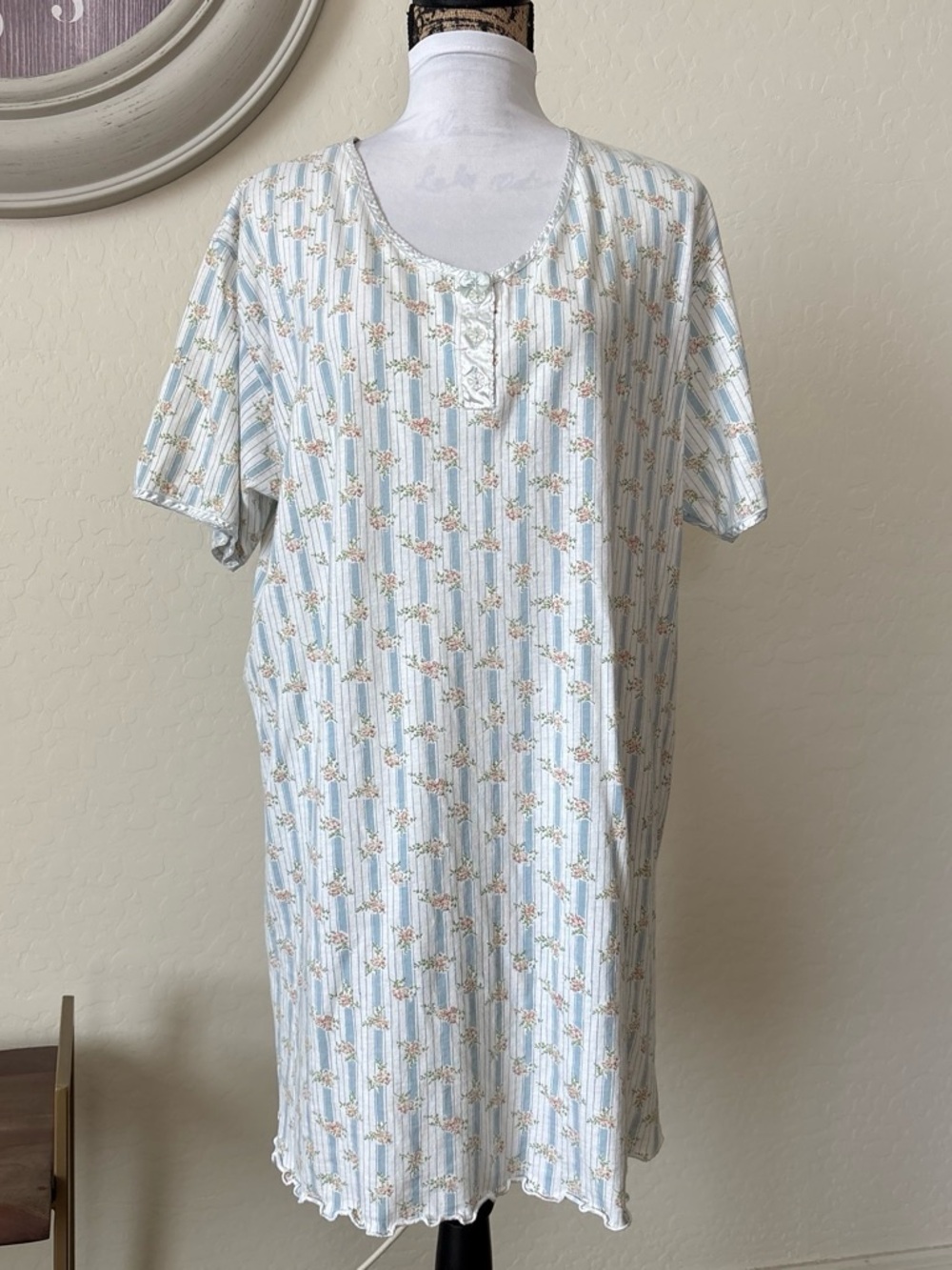 La Lingerie women’s cotton nightgown short sleeve. L